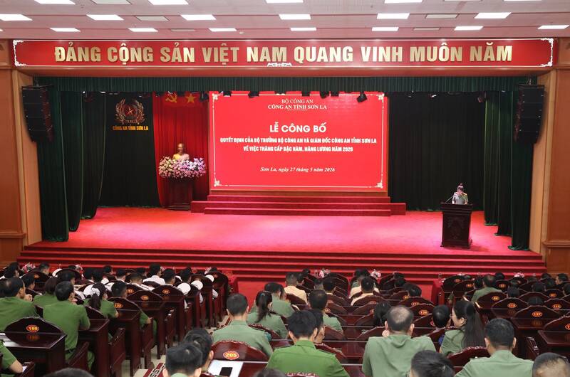 Lễ công bố quyết định thăng cấp bậc hàm, nâng bậc lương cho 761 cán bộ, chiến sĩ Công an tỉnh Sơn La năm 2026. Ảnh: Công an tỉnh Sơn La