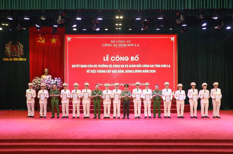Lãnh đạo Công an tỉnh Sơn La trao quyết định thăng cấp bậc hàm, nâng bậc lương cho cán bộ, chiến sĩ. Ảnh: Công an tỉnh Sơn La