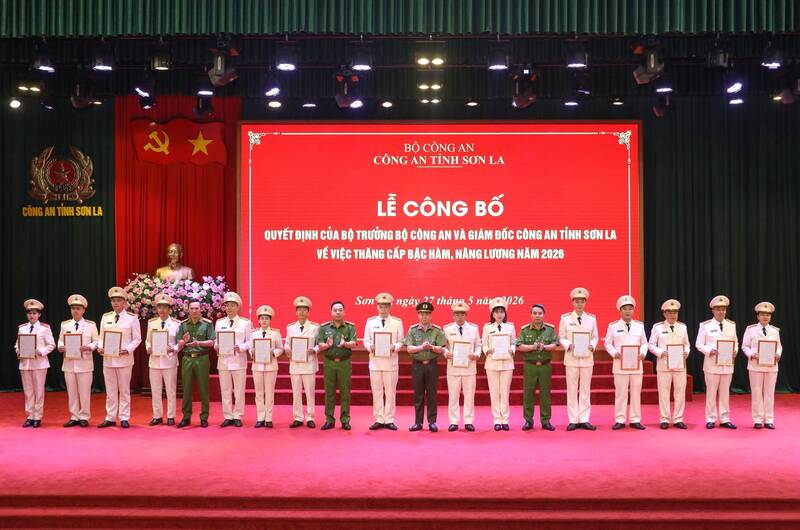 Leaders of Son La Provincial Police present decisions to promote ranks and raise salaries for officers and soldiers. Photo: Son La Provincial Police