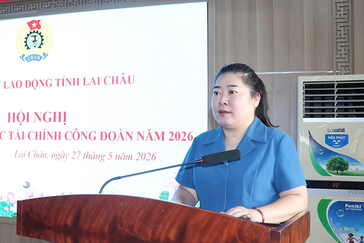 Bà Lò Thị Hằng – Phó Chủ tịch LĐLĐ tỉnh phát biểu khai mạc Hội nghị. Ảnh: Lưỡng Hà 