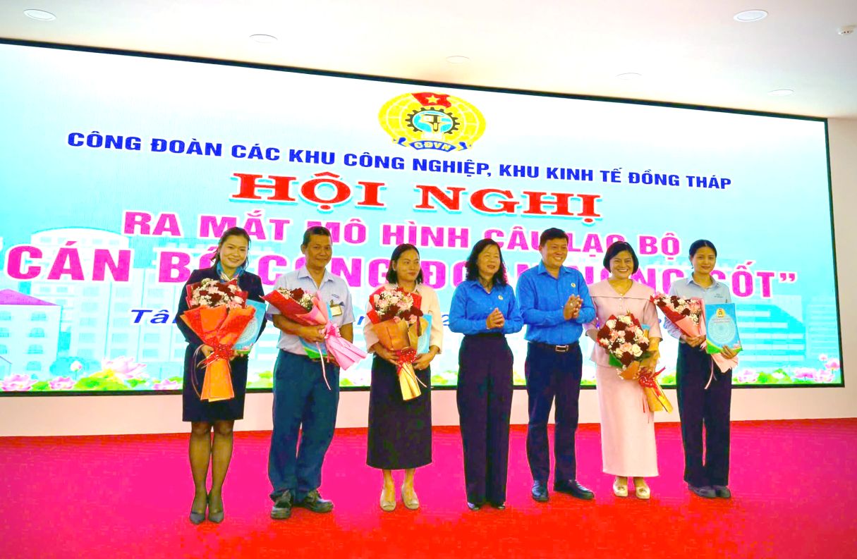 Chủ tịch Liên đoàn Lao động tỉnh Đồng Tháp Huỳnh Thị Tuyết Vui tặng hoa chúc mừng “Cán bộ Công đoàn nòng cốt” tại Khu công nghiệp Long Giang. Ảnh: Thanh Nhàn