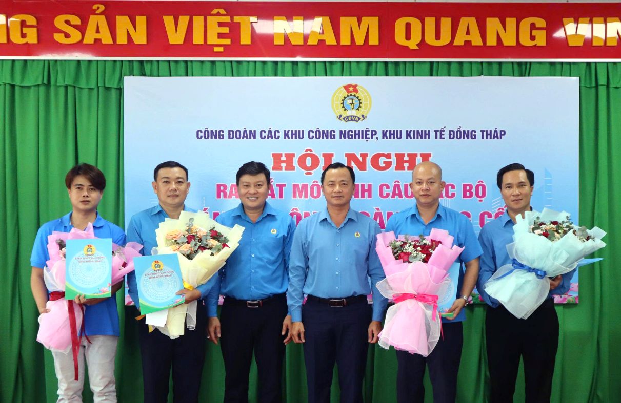Ông Nguyễn Thanh Tuấn - Phó Chủ tịch Liên đoàn Lao động tỉnh Đồng Tháp tặng hoa chúc mừng Câu lạc bộ Công đoàn nòng cốt tại Khu công nghiệp Tân Hương. Ảnh: Thanh Nhàn