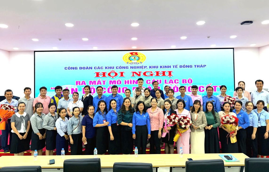 Đại biểu và các thành viên Câu lạc bộ Cán bộ Công đoàn nòng cốt chụp ảnh lưu niệm. Ảnh: Thanh Nhàn