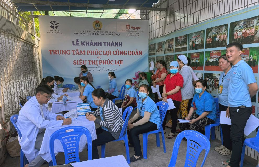 Tổ chức khám, tư vấn sức khỏe, cấp phát thuốc miễn phí và tặng quà cho đoàn viên, công nhân, người lao động. Ảnh: Thanh Nhàn