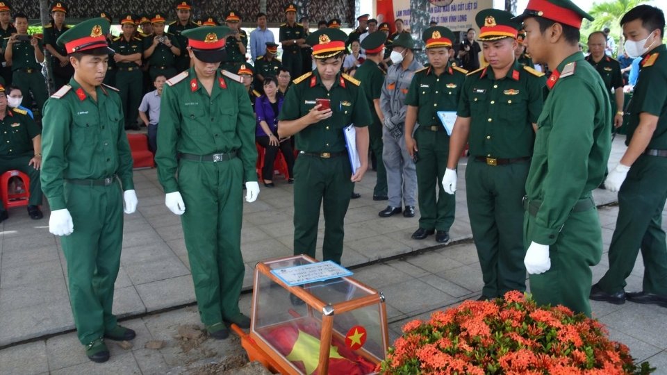 Officials of Steering Committee 515 take biological samples from the graves of unidentified martyrs at Vinh Long Provincial Martyrs' Cemetery for DNA testing. Photo: Phong Phu