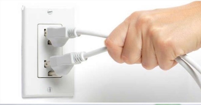 Rút hết phích cắm trong nhà giúp tiết kiệm điện. Ảnh Thanh Bình