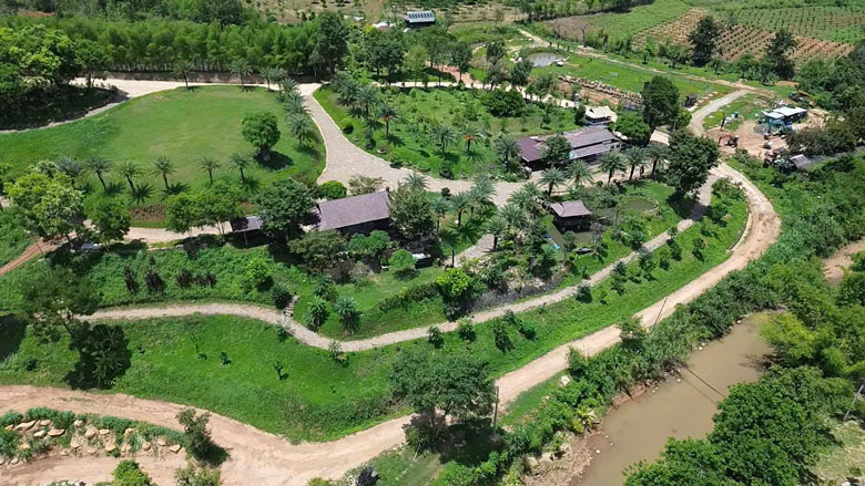 Construction of many items on a large land area. Photo: Thanh Tuan