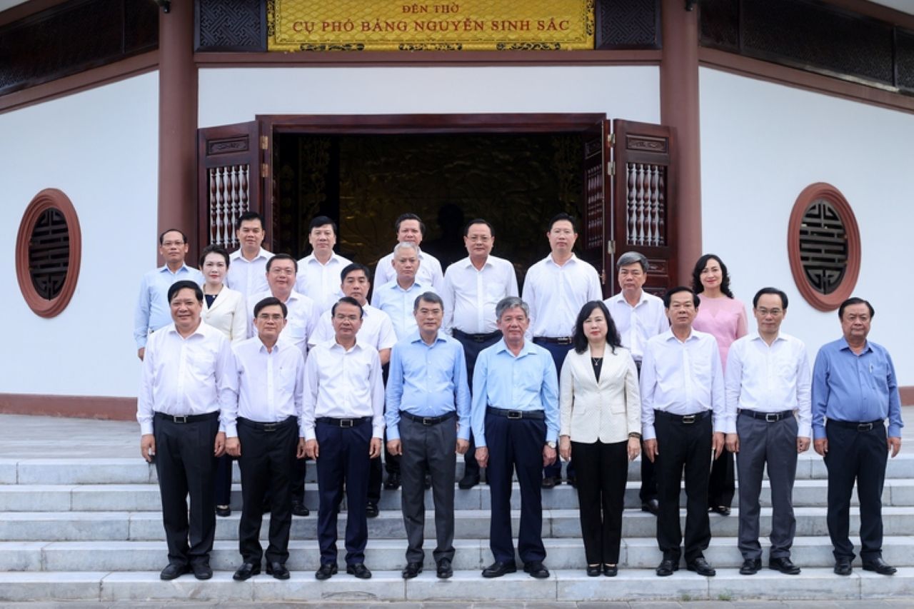 Thủ tướng Lê Minh Hưng cùng đoàn công tác và lãnh đạo địa phương viếng Di tích quốc gia đặc biệt Khu di tích Mộ cụ Phó bảng Nguyễn Sinh Sắc tại phường Cao Lãnh. Ảnh: Báo điện tử Chính phủ
