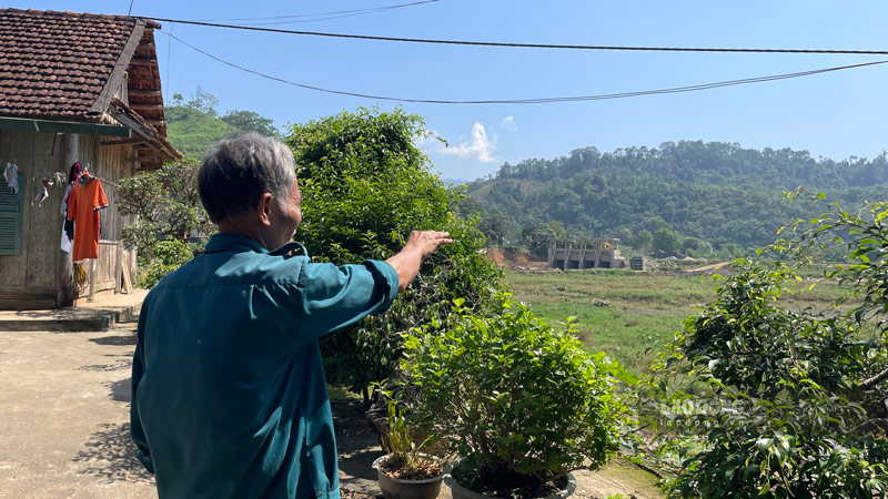 Ông Vũ Văn Miến mong chính quyền có phương án hỗ trợ, tái định cư hợp lý để người dân ổn định cuộc sống. Ảnh: Đinh Đại