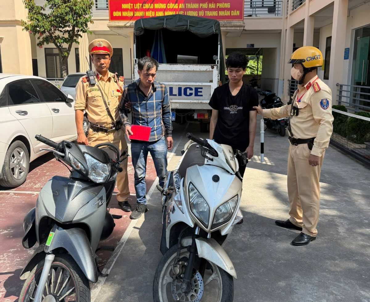 Lực lượng chức năng tạm giữ và bàn giao 2 đối tượng cùng tang vật cho Công an Phường An Phong tiếp tục điều tra làm rõ. Ảnh: Trạm CSGT An Hưng