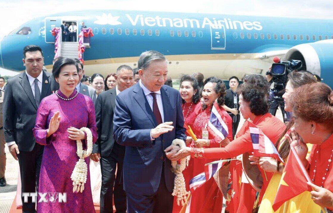 Cán bộ Đại sứ quán, Tổng Lãnh sự quán Việt Nam và cộng đồng người Việt Nam tại Thái Lan đón Tổng Bí thư, Chủ tịch nước Tô Lâm và Phu nhân tại sân bay quốc tế Udon Thani. Ảnh: TTXVN