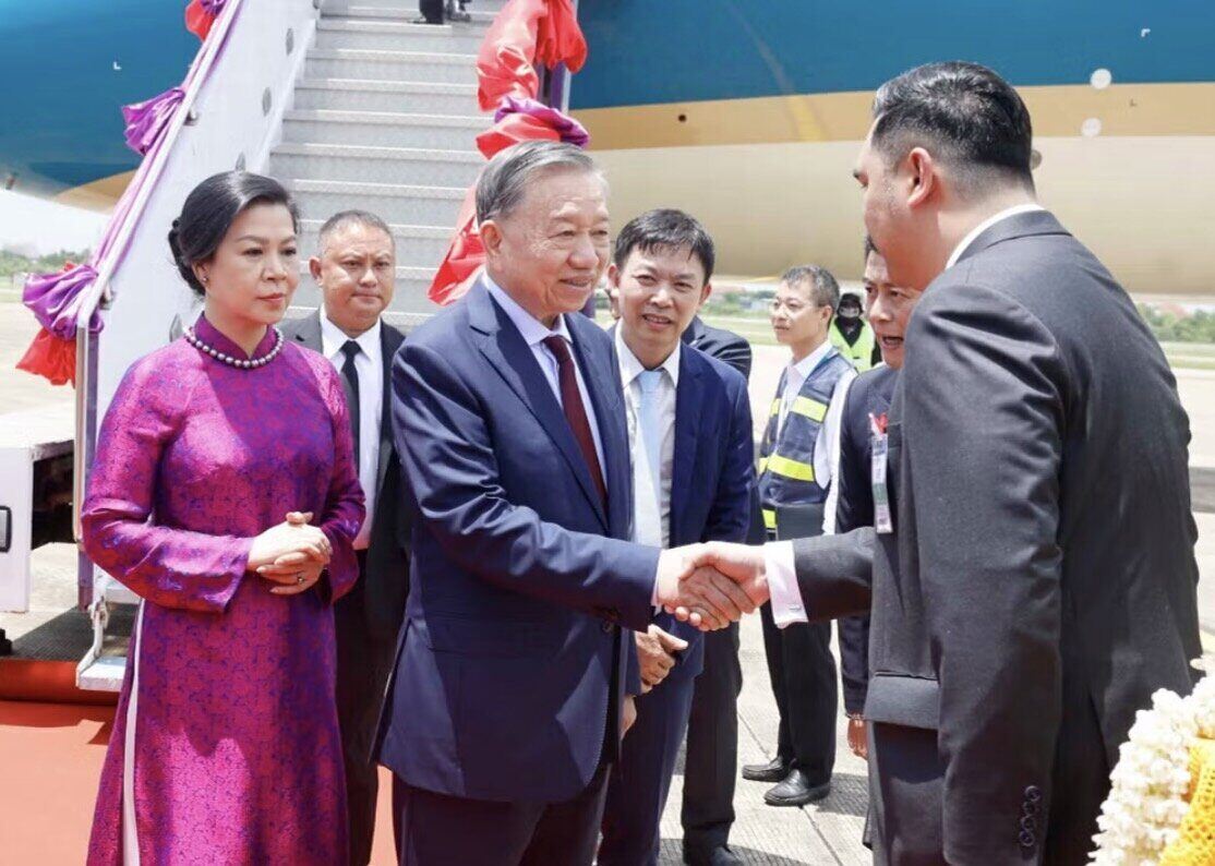 Funcionarios de la provincia de Udon Thani reciben al Secretario General y Presidente Tô Lâm y su esposa en el aeropuerto internacional de Udon Thani. Foto: TTXVN