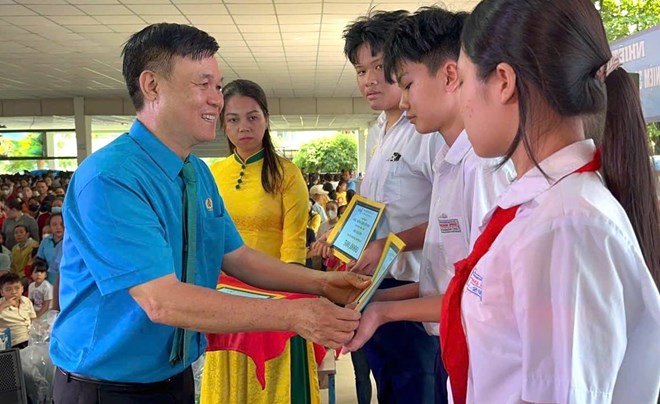 Chairman of the grassroots Trade Union of Chang Shin Vietnam Co., Ltd. Dang Tuan Tu awards commendations to children of workers who study well and live well in 2025 in Dong Nai. Photo: Trade Union provided