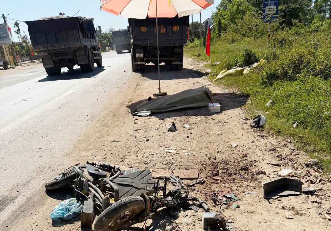 Scene of the collision between a truck and an electric bicycle that killed Mr. Th on the spot. Photo: Ha Thach