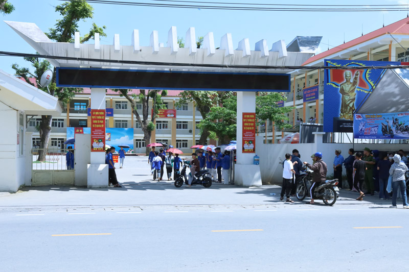 This afternoon, in the 10th grade high school entrance exam for the 2026 - 2027 school year in Lao Cai, candidates will prepare exam questions for English or Chinese. Photo: Lao Cai Information Portal