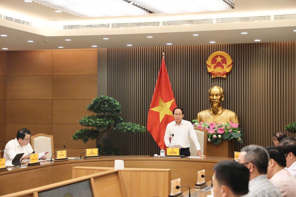 Phó Thủ tướng Lê Tiến Châu phê bình một số bộ ngành, địa phương chưa tích cực rà soát văn bản pháp luật. Ảnh: VGP
