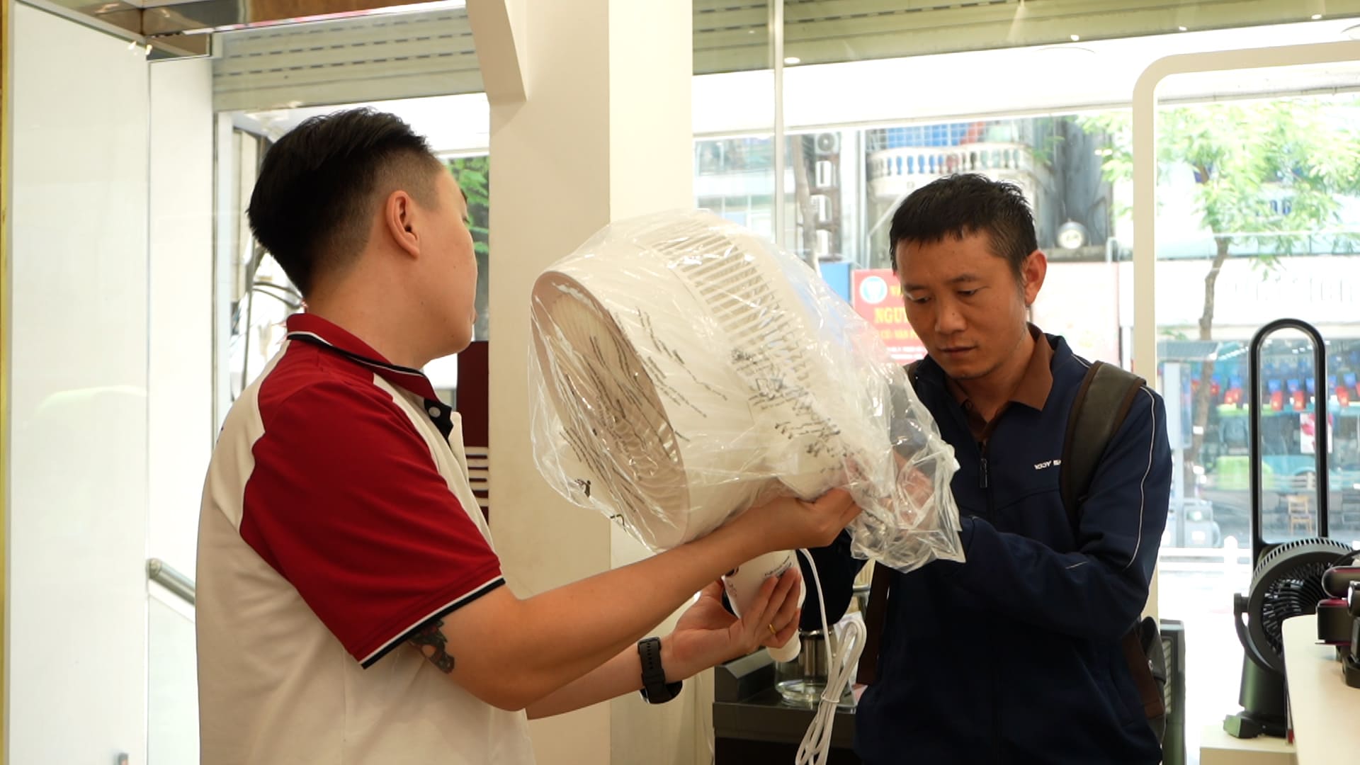 Các thiết bị làm mát như quạt điện, quạt điều hòa trở thành mặt hàng bán chạy trong những ngày nhiệt độ tăng cao. Ảnh: Trang Anh
