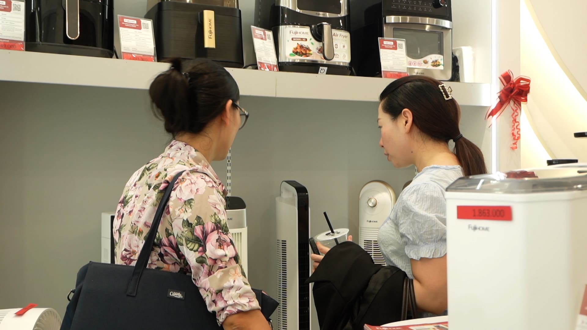 Người dân tìm mua quạt, điều hòa tại một siêu thị điện máy ở Hà Nội trong đợt nắng nóng gay gắt. Ảnh: Trang Anh