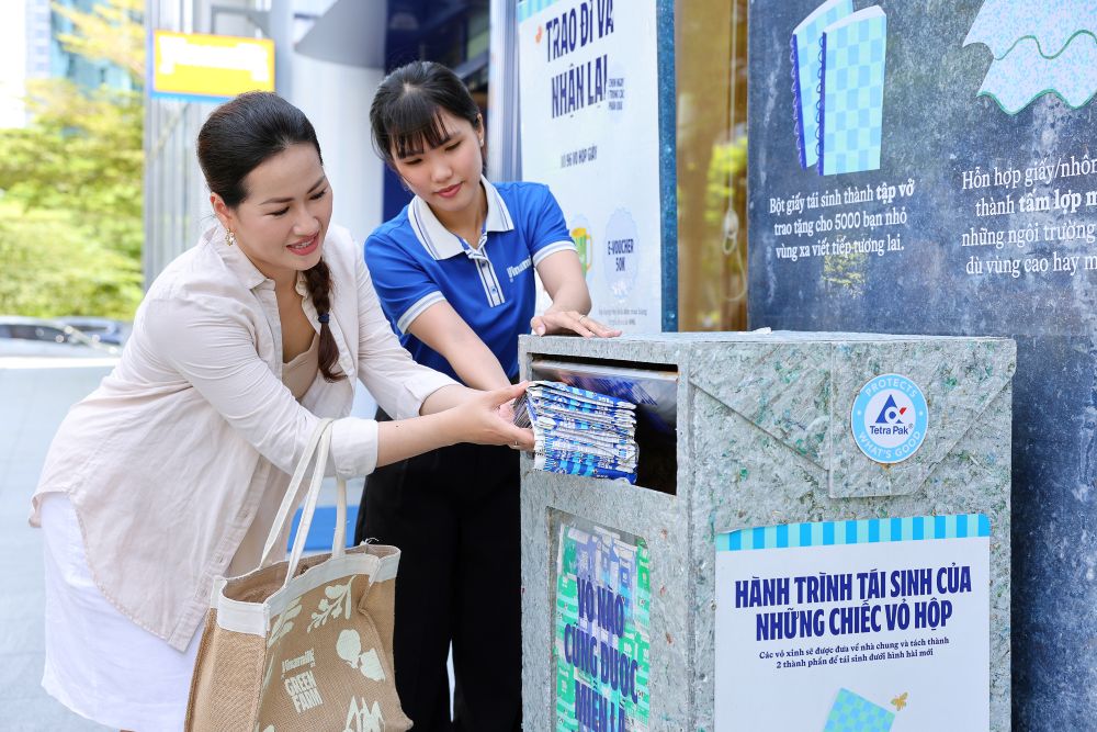 Vinamilk chọn giải pháp phối hợp với các đơn vị được cấp phép để thu gom - tái chế bao bì theo quy định từ năm 2025. Ảnh: Vinamilk