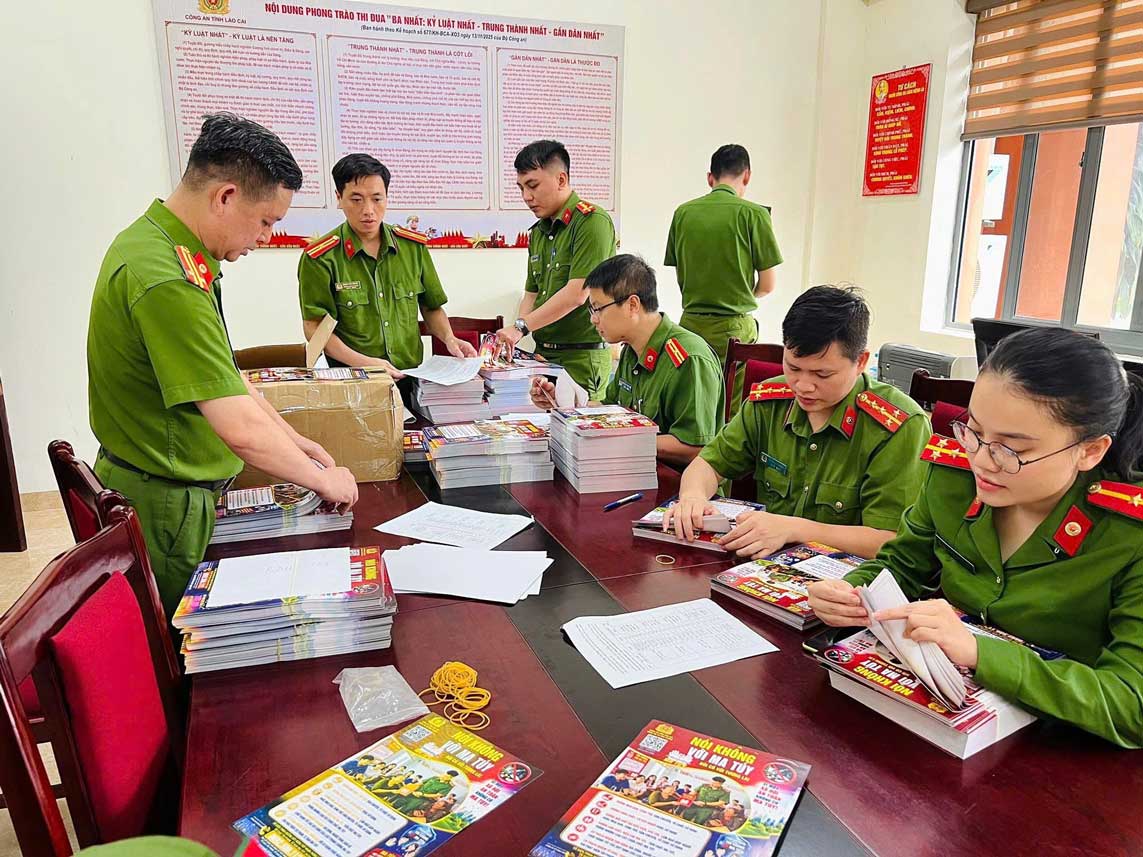 Chuẩn bị áp phích để thực hiện chiến dịch quy mô lớn đi từng ngõ - dán từng nhà. Ảnh: Công an Lào Cai