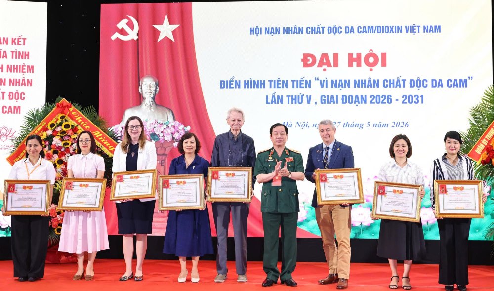 Hội Nạn nhân chất độc da cam/dioxin Việt Nam tặng Bằng khen cho cho các tập thể, cá nhân. Ảnh: Minh Đức