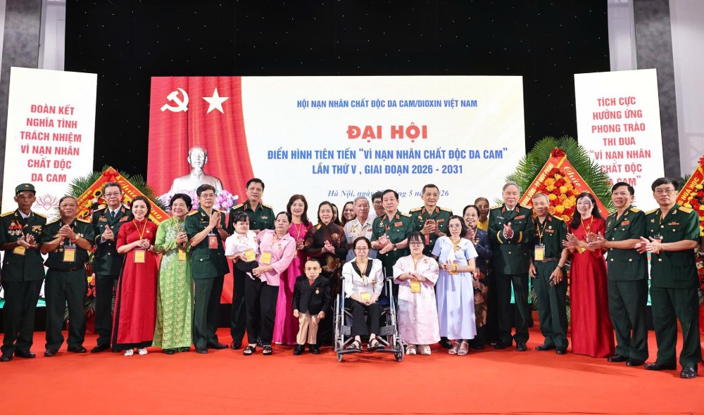 Bà Bùi Thị Minh Hoài, Ủy viên Bộ Chính trị, Bí thư Trung ương Đảng, Chủ tịch Ủy ban Trung ương MTTQ Việt Nam chụp ảnh lưu niệm cùng đại biểu tham dự Đại hội. Ảnh: Minh Đức