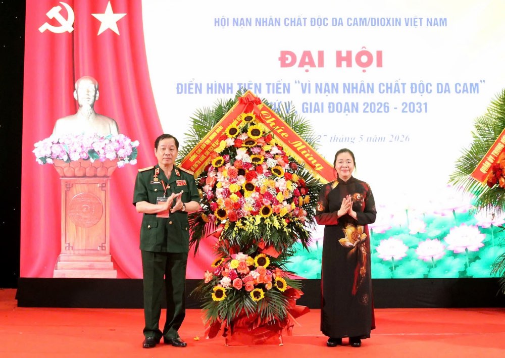 Mme Bùi Thị Minh Hoài - membre du Bureau politique, secrétaire du Comité central du Parti, présidente du Comité central du Front de la patrie du Vietnam - offre des fleurs pour féliciter le Congrès. Photo: Minh Đức