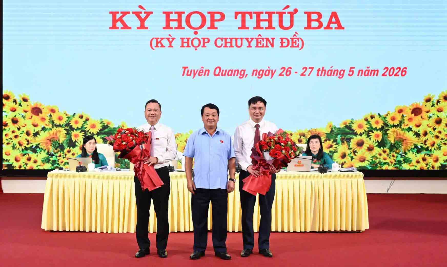 Mr. Hau A Lenh - Secretary of the Tuyen Quang Provincial Party Committee presents flowers to congratulate the 2 new Vice Chairmen of the Provincial People's Committee. Photo: Thanh Phuc