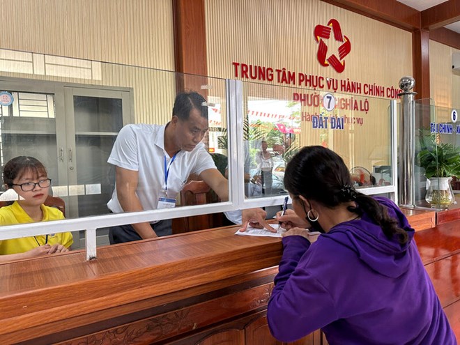 People come to Nghia Lo Ward People's Committee, Quang Ngai province to handle administrative procedures. Photo: Dong Giang