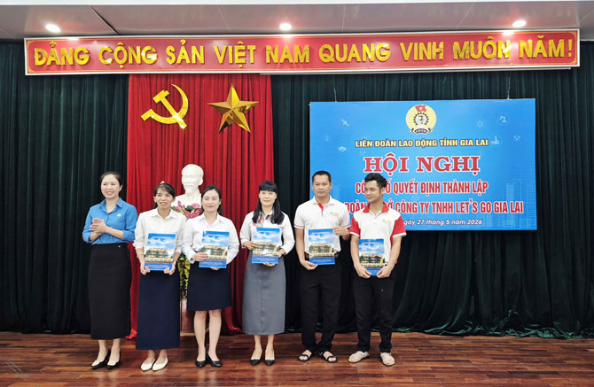 Trao quyết định công nhận Ban Chấp hành, Ủy ban Kiểm tra và các chức danh Công đoàn cơ sở khóa I, nhiệm kỳ 2026 - 2030. Ảnh: Thanh Tuấn