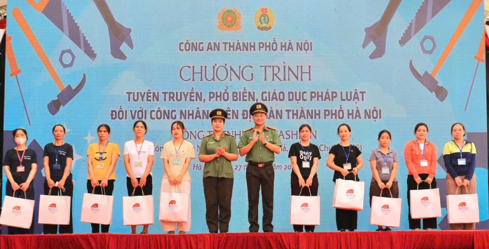 At the legal propaganda program, the Organizing Committee presented 20 gifts to workers in difficult circumstances. Photo: Quynh Chi
