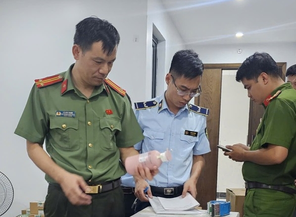 Các sản phẩm nghi hàng giả đã được tạm giữ phục vụ công tác điều tra. Ảnh: Đội QLTT số 10