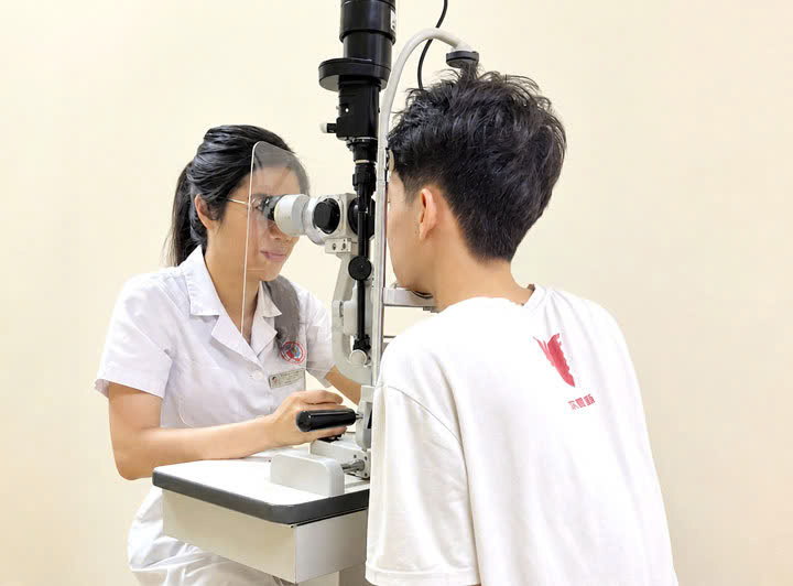 Eye injury while playing football, male student almost loses vision. Photo: BVCC