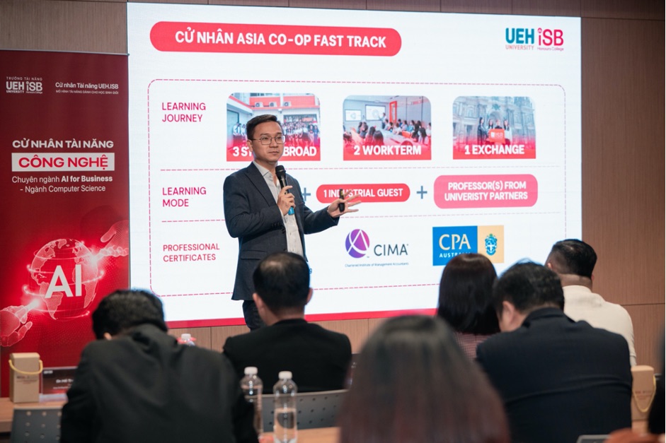TS Ngô Công Khánh, Phó Trưởng Khoa Tài năng Kinh doanh, UEH.ISB giới thiệu về chương trình Cử nhân ASIA Co-op Fast Track. Ảnh: UEH.ISB