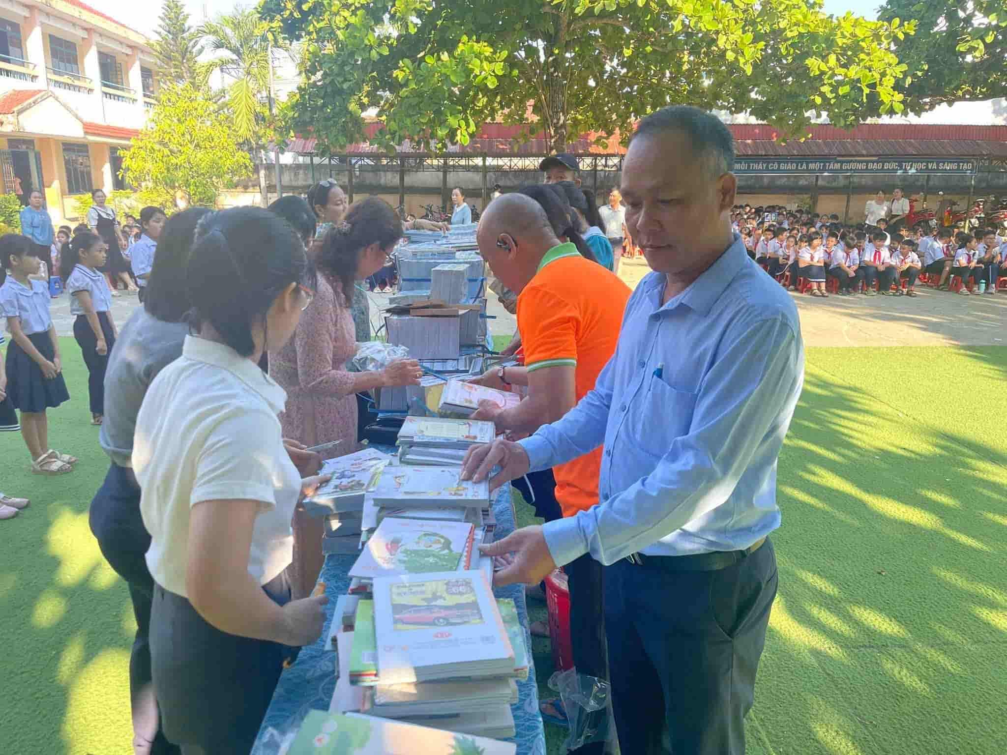 The Vietnam Fatherland Front Committee of Dien Khanh commune presents thousands of school gifts to students. Photo: Kien Cuong