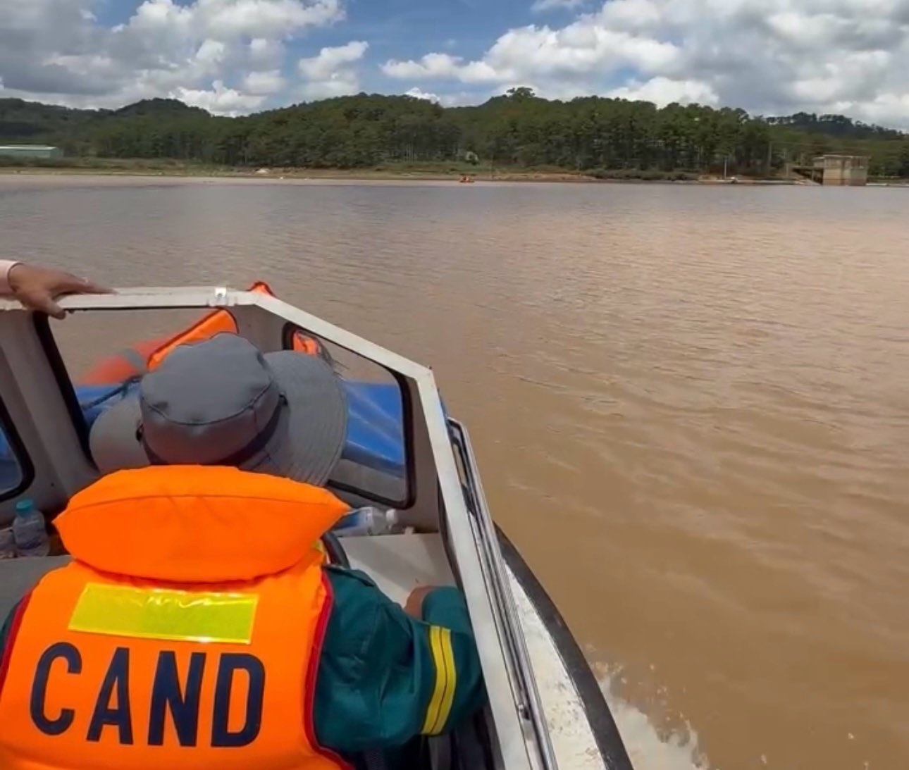 Body of 13-year-old girl found after nearly 4 days of being swept away by flood in Da Lat