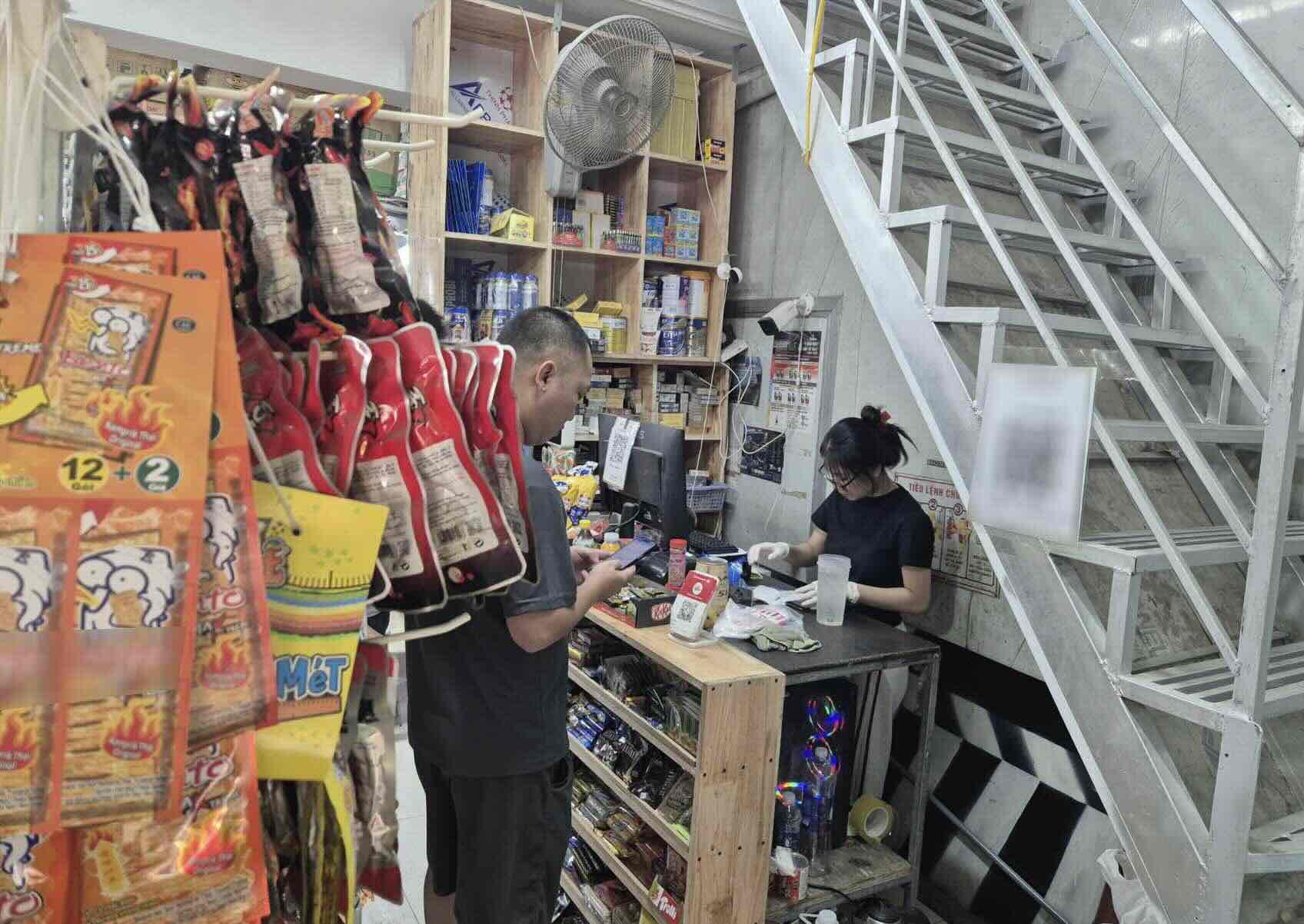 Nhiều tiệm tạp hóa tại Hà Nội cho biết lượng đá nhập về hết sạch từ giữa trưa do sức mua tăng đột biến. Ảnh: Phan Anh
