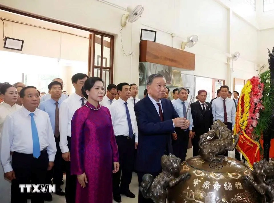 General Secretary and President To Lam and his wife and the high-level Vietnamese delegation offer incense and flowers at the Ho Chi Minh Presidential Relic Site in Udon Thani province (Thailand). Photo: VNA