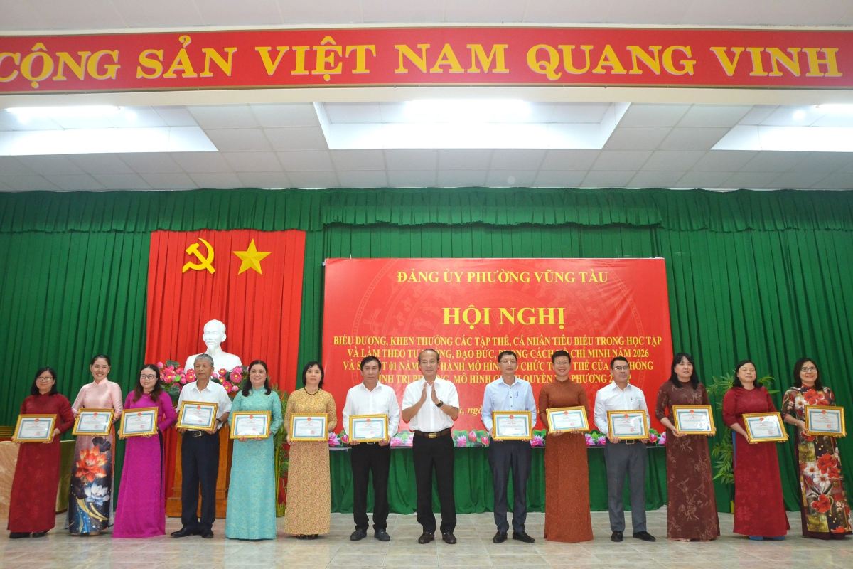 Vung Tau ward commended individuals and collectives with outstanding achievements in Studying and following Uncle Ho; operating local government at 2 levels. Photo: Cam Nhung