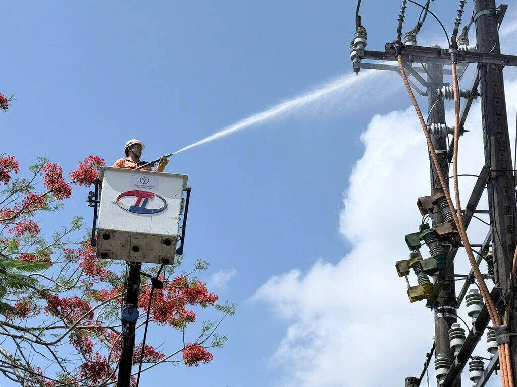 Da Nang power workers use the method of washing insulated porcelain with pressure hoses. Photo: Central Power Corporation