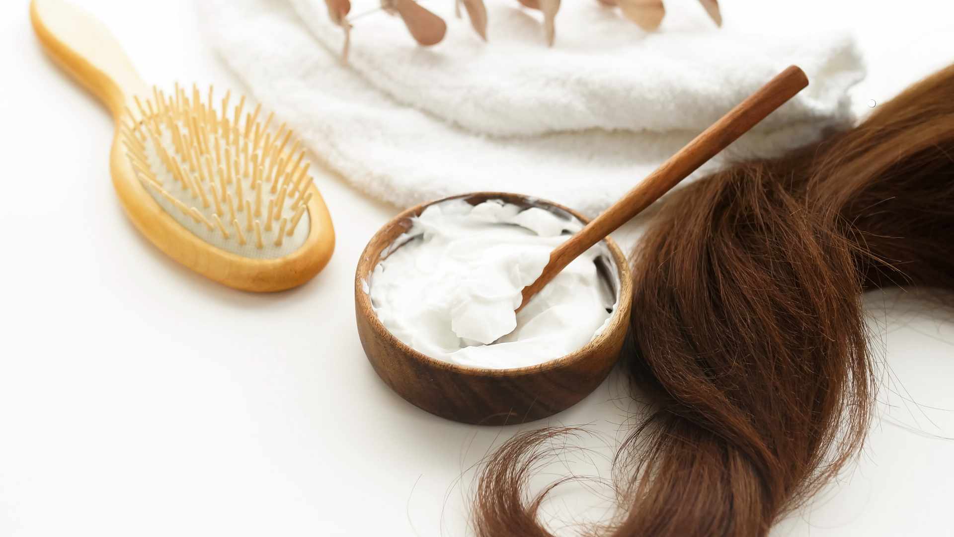 제품에 따라 5~15분 동안 머리카락을 덮고, 두피 대신 머리카락 몸통과 끝부분에 집중합니다. 그래픽 사진: 흐엉선
