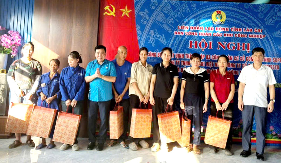 Lãnh đạo Liên đoàn Lao động tỉnh Lào Cai tặng quà cho đoàn viên, lao động có hoàn cảnh khó khăn. Ảnh: Bảo Nguyên