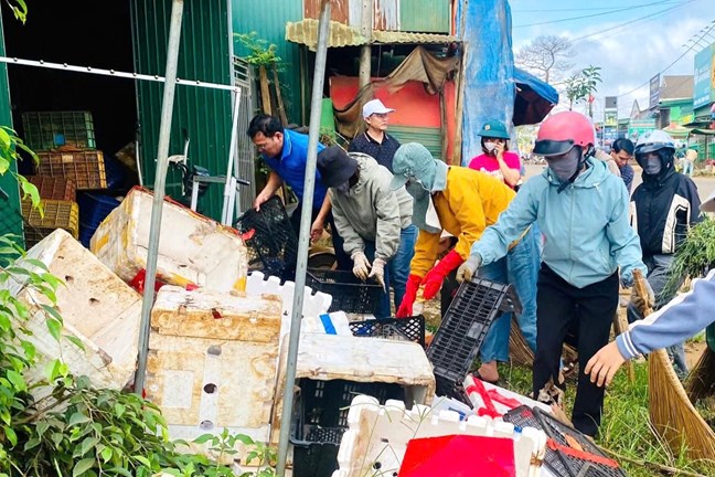 Quang Son commune mobilizes commune and village officials to participate in environmental sanitation, including officials and women's union members. Photo: China Front