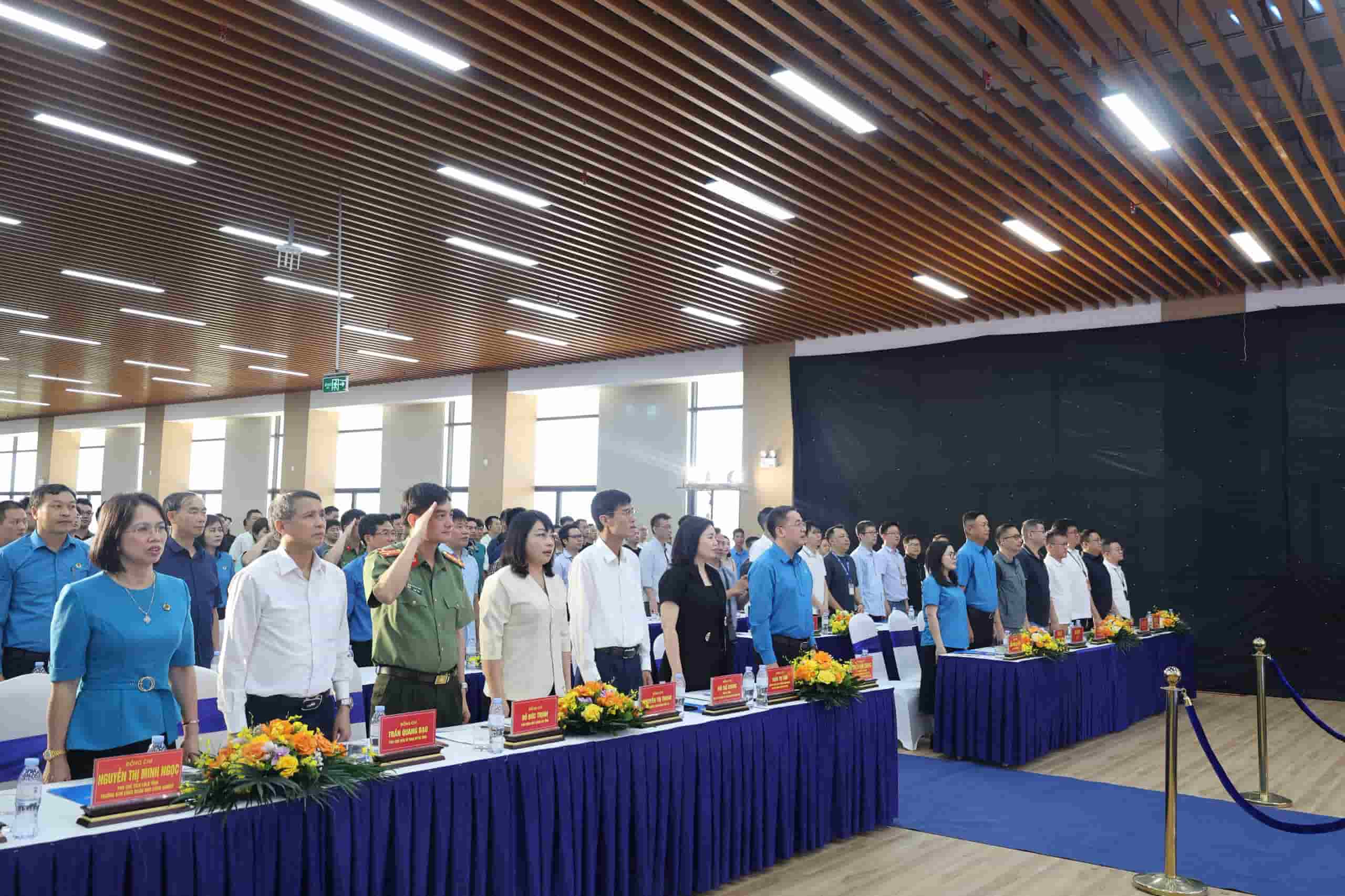 Các đại biểu tham dự thực hiện nghi lễ Chào cờ. Ảnh: Quyết Chiến.