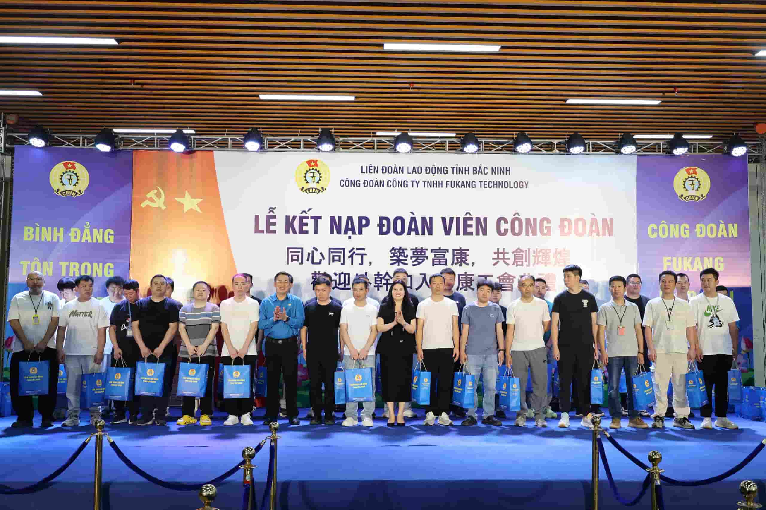 Các đồng chí lãnh đạo trao quà cho đoàn viên là người lao động nước ngoài