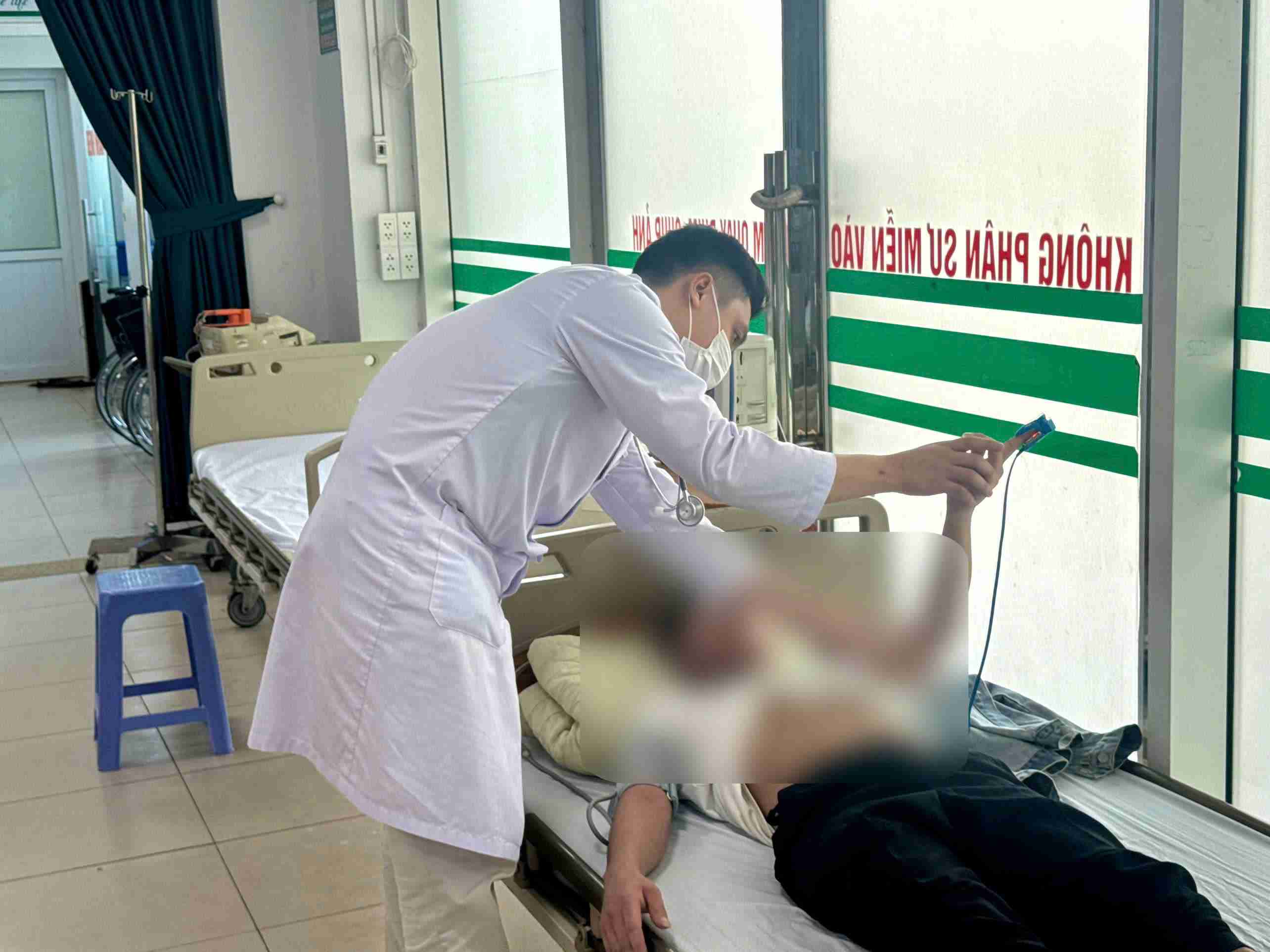 Sunstroke in the middle of the road, young man loses control and crashes into car. Photo: Thanh Dang