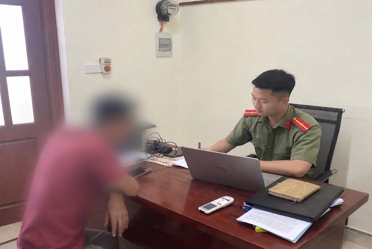 Công an xã Tân Tiến, tỉnh Hưng Yên làm việc với trường hợp chia sẻ video chưa được kiểm chứng liên quan đến xăng E10. Ảnh: Công an Hưng Yên