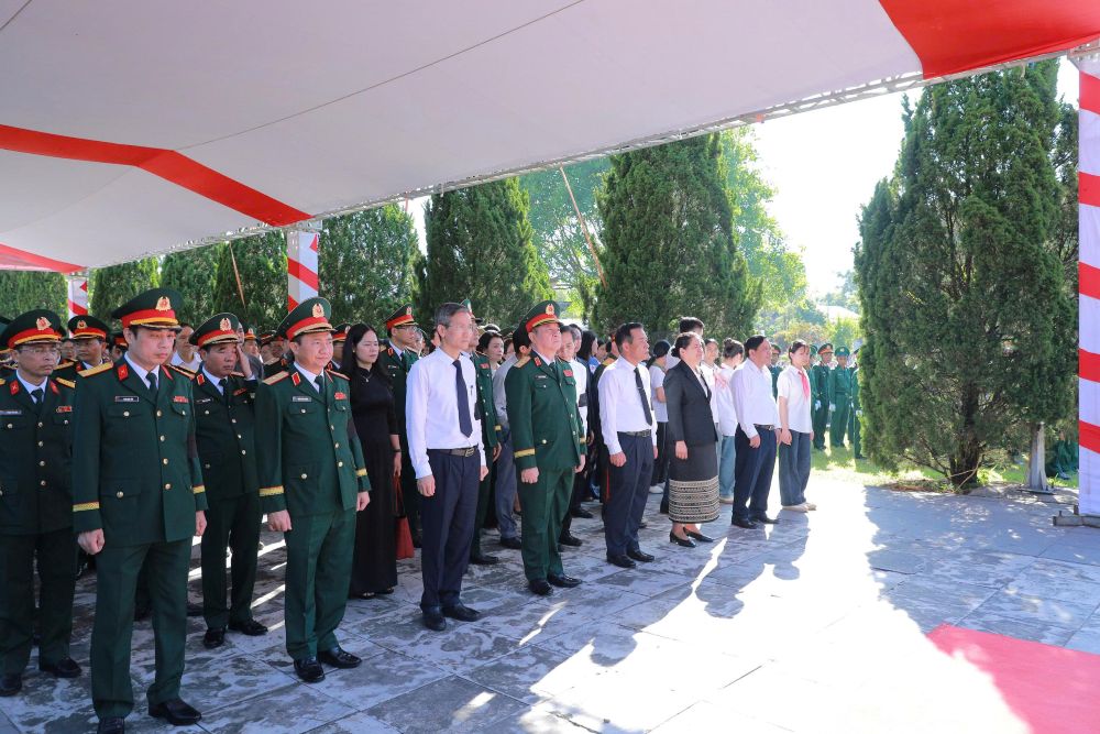 Đại tướng Nguyễn Trọng Nghĩa - Ủy viên Bộ Chính trị, Bí thư Trung ương Đảng, Chủ nhiệm Tổng cục Chính trị Quân đội Nhân dân Việt Nam dự lễ truy điệu, an táng 19 hài cốt liệt sĩ tại Thanh Hóa. Ảnh: Minh Hiếu