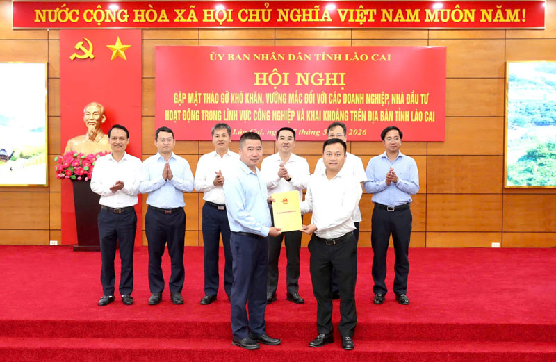 Trao quyết định cho thuê đất cho Tổng công ty Viglacera CTCP chủ đầu tư dự án đầu tư xây dựng và kinh doanh kết cấu hạ tầng Khu công nghiệp Trấn Yên. Ảnh: Thảo Châu
