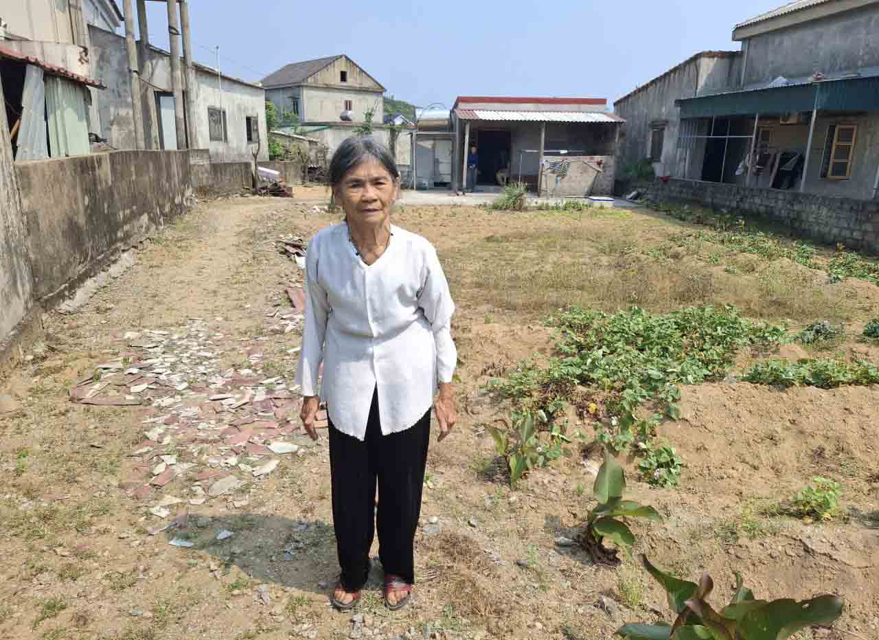 Bà Giên bên thửa đất bị từ chối giải quyết hồ sơ cấp chứng nhận quyền sử dụng đất gây ra nhiều tranh cãi. Ảnh: Trần Tuấn